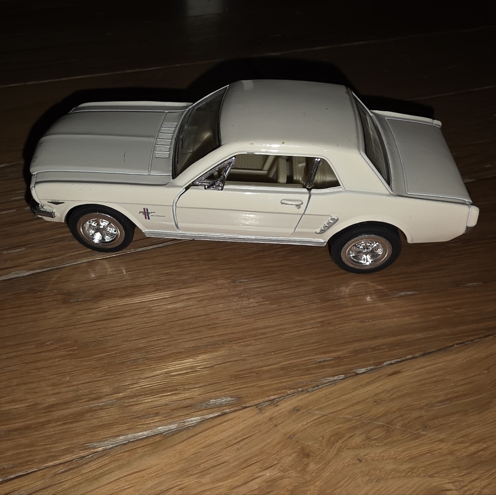 KINSMART Ford Mustang Cream White Off White Model Toy Car Chevy Red 5" FRICTION